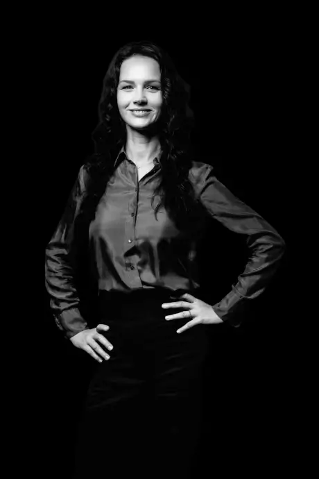 Claudia Korona, Sales Coordinator bei 12.18. Vermögensmanagement GmbH, steht selbstbewusst da.