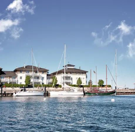 Das BEECH Resort in Boltenhagen mit Yachten im Hafen.