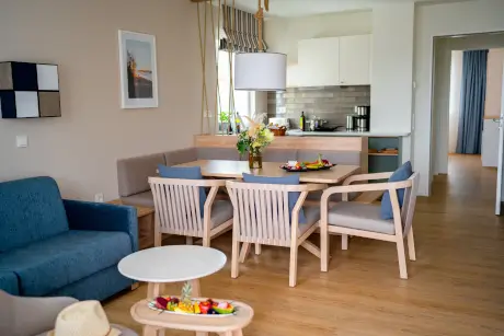 Gemütliches Wohnzimmer mit Essbereich und moderne Einrichtung.