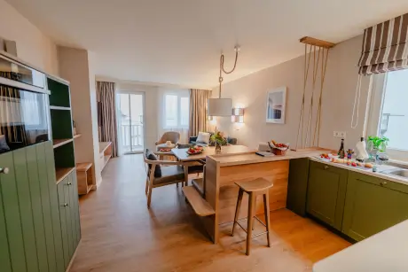 Moderne Wohnung mit Küche und Essbereich, ideal für Wohlfühlmomente.