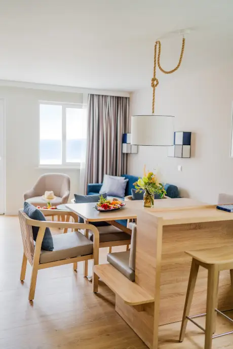 Modernes Wohnambiente im BEECH Resort Boltenhagen mit Stil und Aussicht.