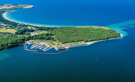 Luftaufnahme eines Yachthafens und der malerischen Küstenlandschaft.